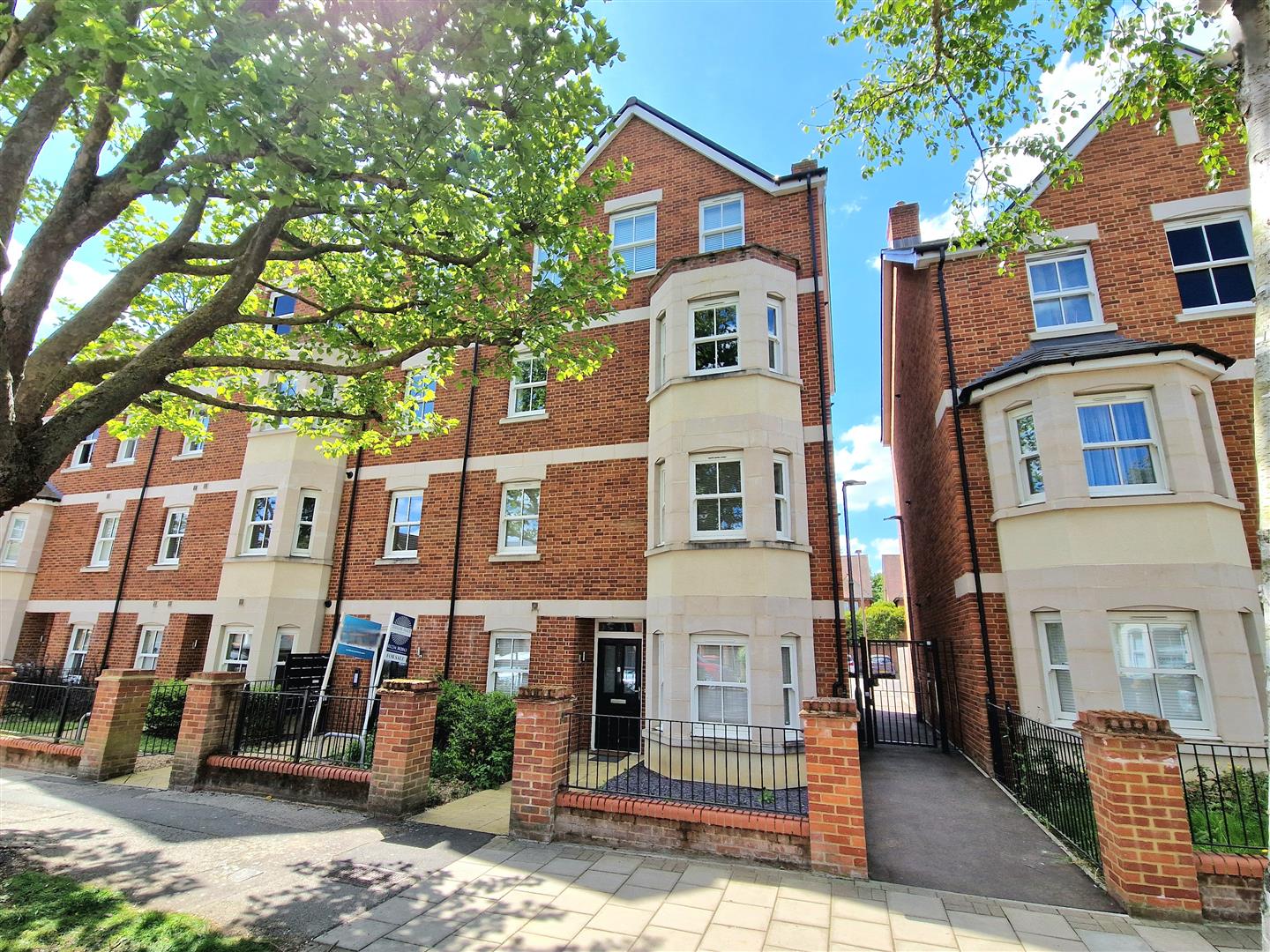 2 bed property in Warwick Avenue, Bedford